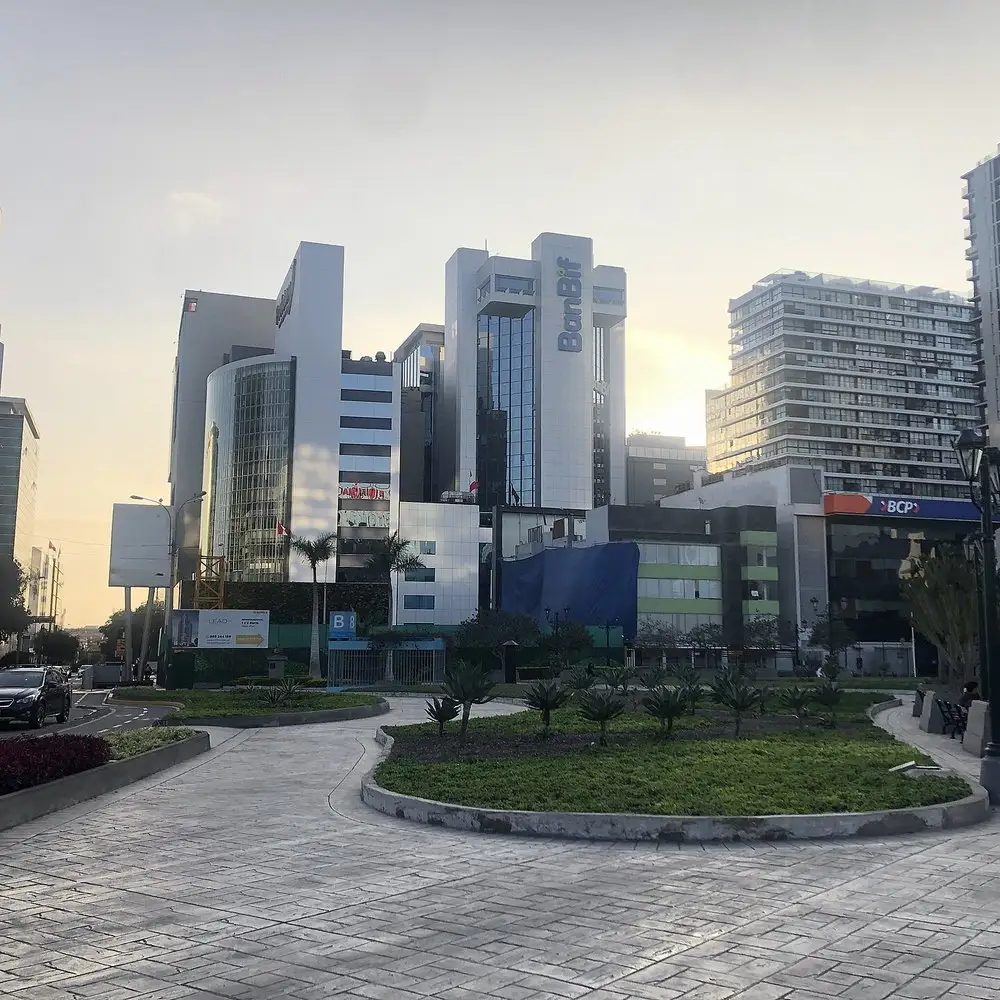 Plaza del centro financiero de San Isidro con edificios de vidrio